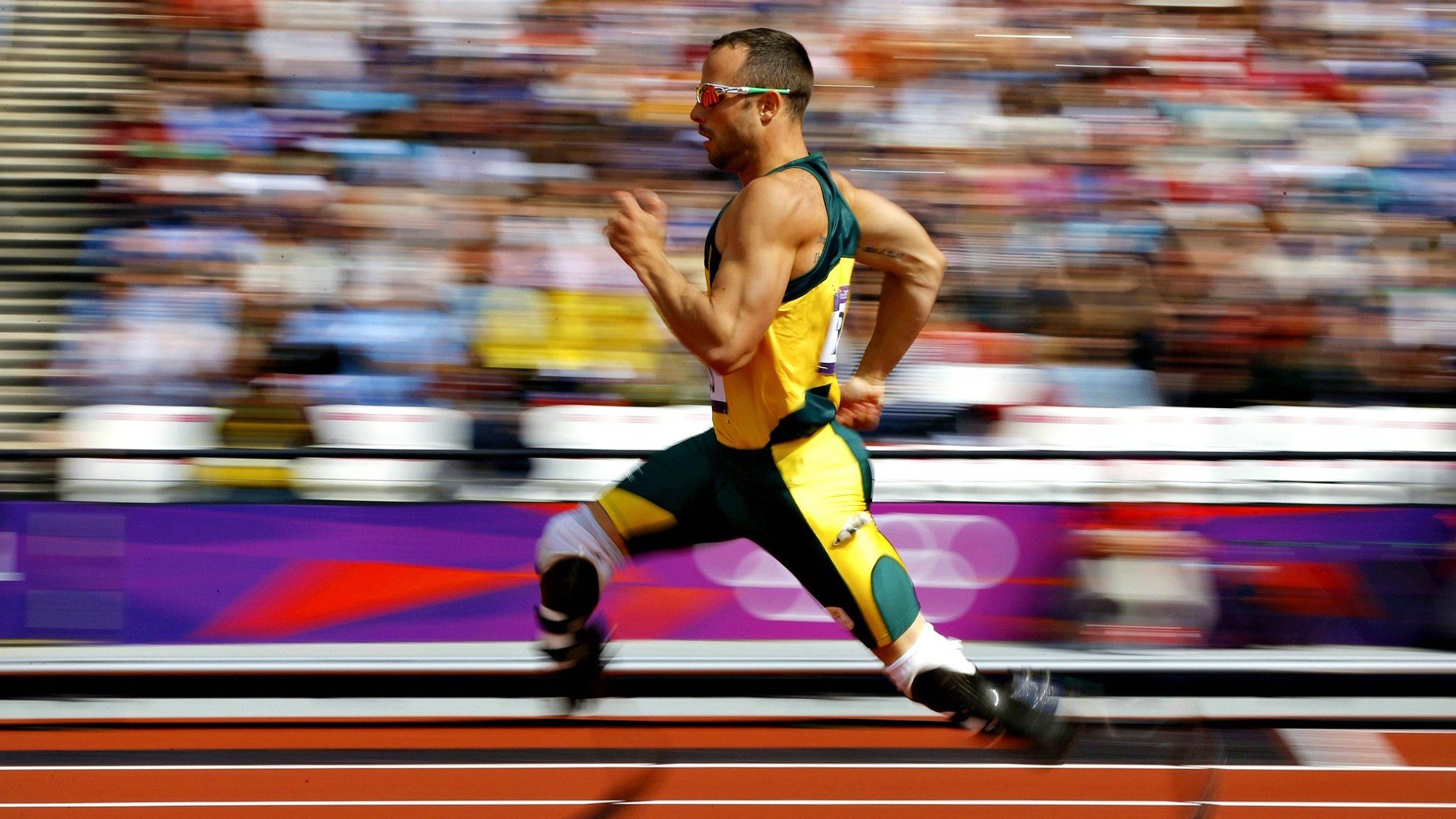 世界杯颁奖：梅西举杯时球王马拉多纳巨幅画像点亮夜空